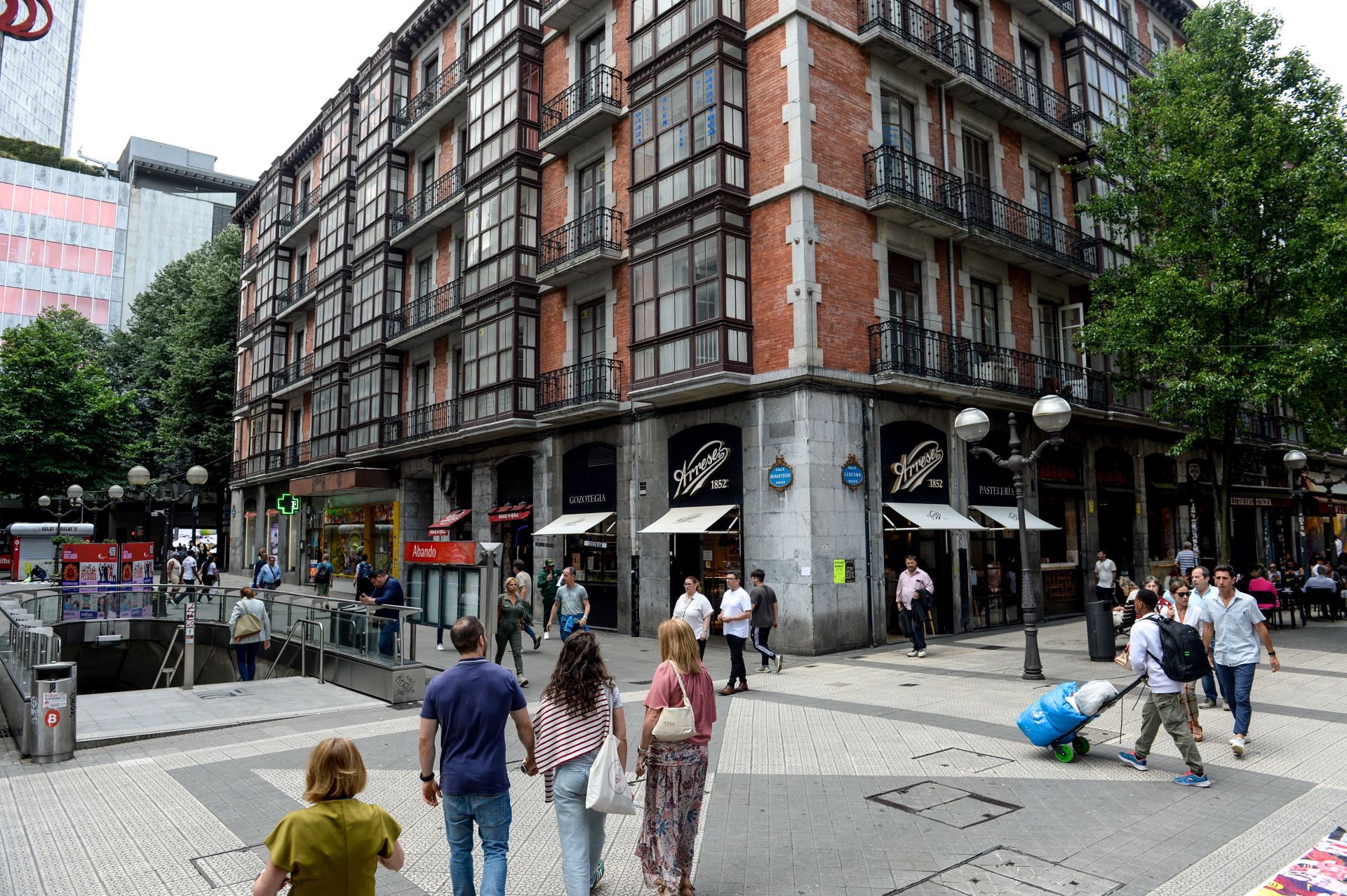 Once comercios y establecimiento hosteleros se ven afectados por las obras en el edificio. Entre ellos, uno de los despachos de la pastelería Arrese.