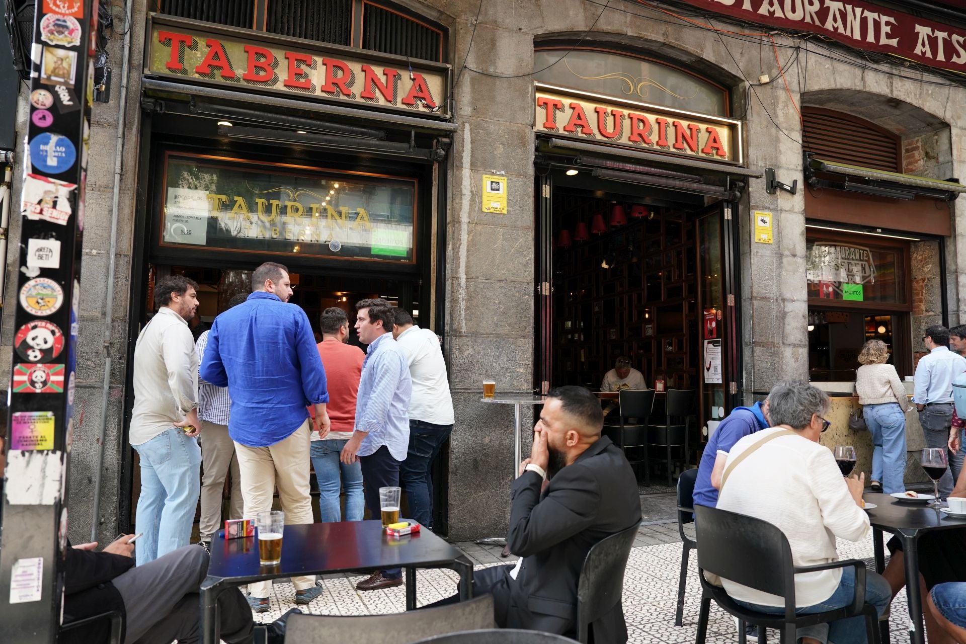 La Taberna Taurina tiene que quitar la barra para que puedan hacer las obras. 