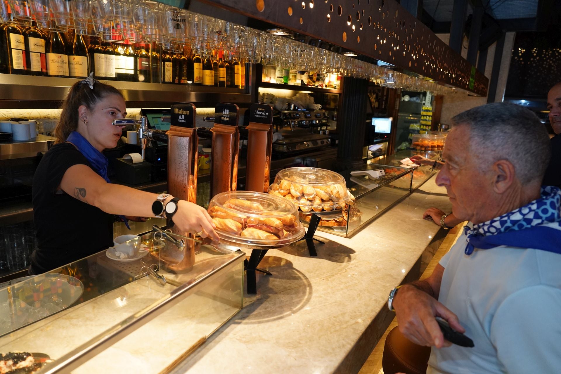 Los camareros del Atseden no saben cómo podrán pagar sus gastos. 