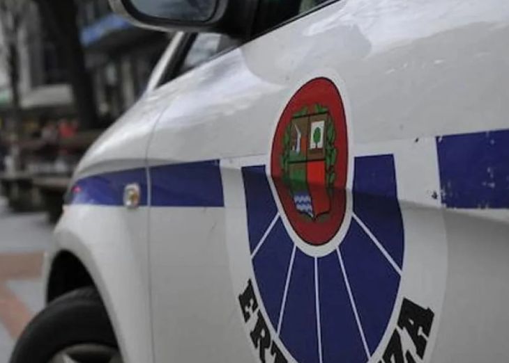 Huye de un control policial en Arrigorriaga y en la persecución casi atropella a un agente y a un viandante