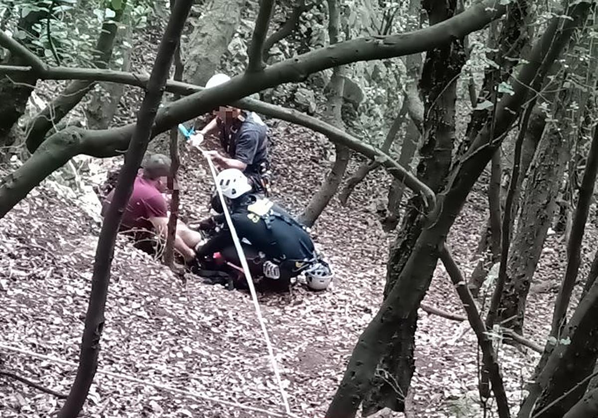 Rescatan a un senderista de Bilbao en una ruta por la zona del Faro del Caballo