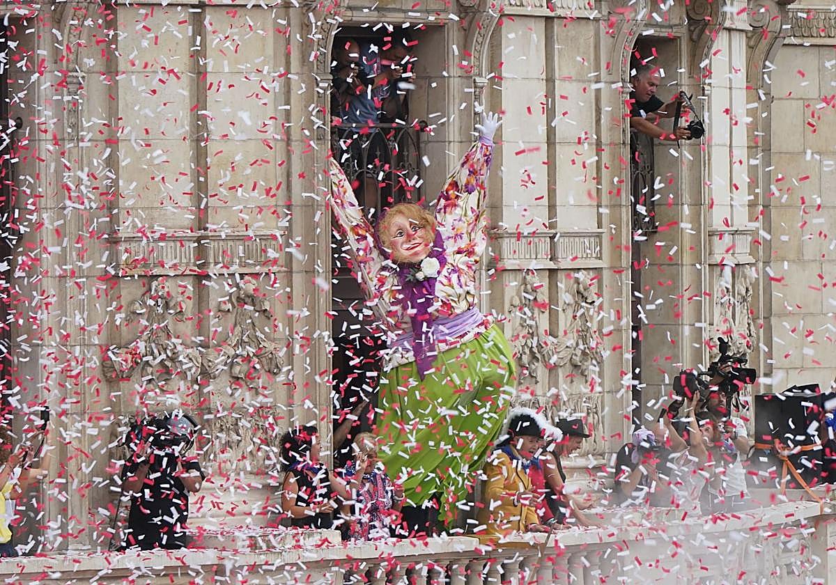 Marijaia durante el txupin de la Aste Nagusia de Bilbao.