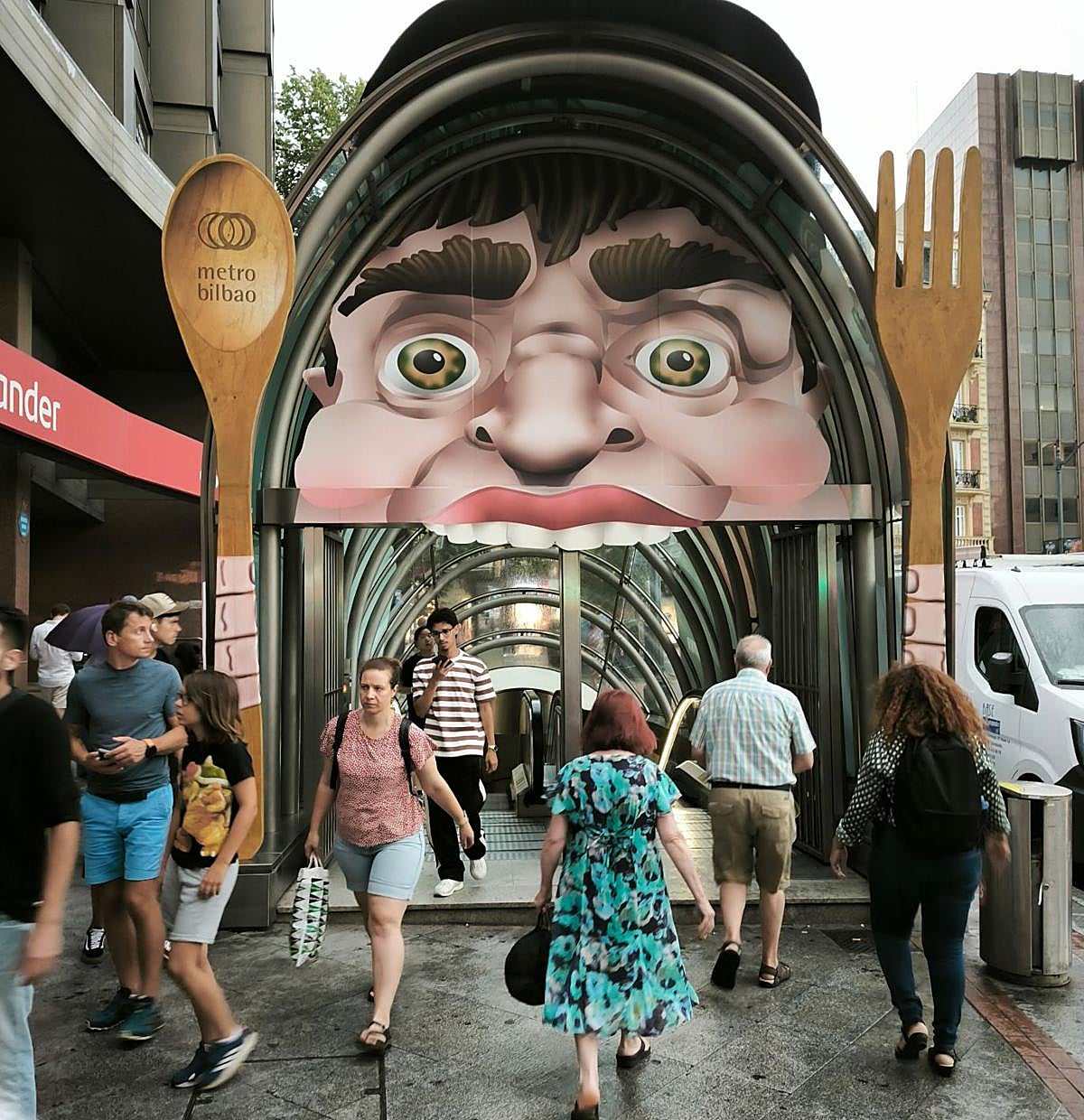 Vista de una de las entradas al metro en Moyúa durante Aste Nagusia.