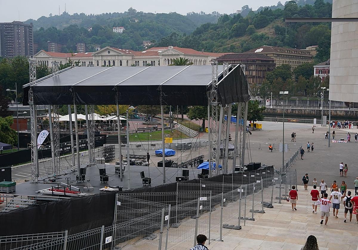 Operarios trabajan el pasado 17 de agosto en el montaje del escenario de Abandoibarra, cuyo retraso obligó a cancelar el concierto de Kai Nakai, Maren y Olatz Salvador.
