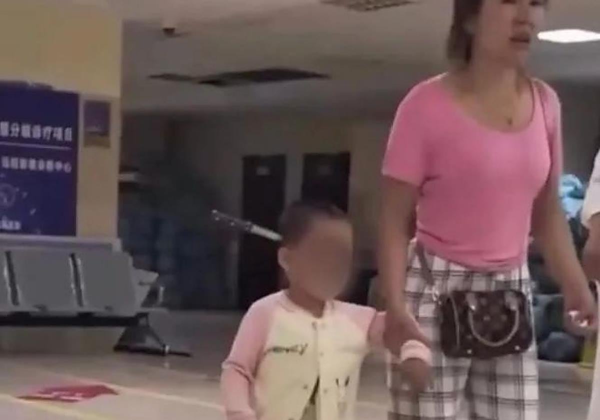 Una madre clava un cuchillo accidentalmente en la cabeza a su hija de 3 años y la lleva al hospital caminando