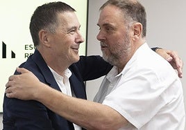 Otegi y Junqueras se saludan al inicio de su reunión de este lunes en la sede de EH Bildu en San Sebastián.