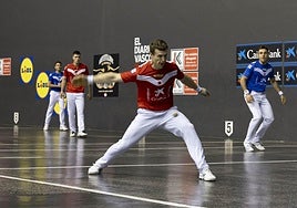 Artola suelta la derecha en el frontón Atano III de San Sebastián.