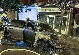 Vista de uno de los cuatro coches calcinados en Algorta.