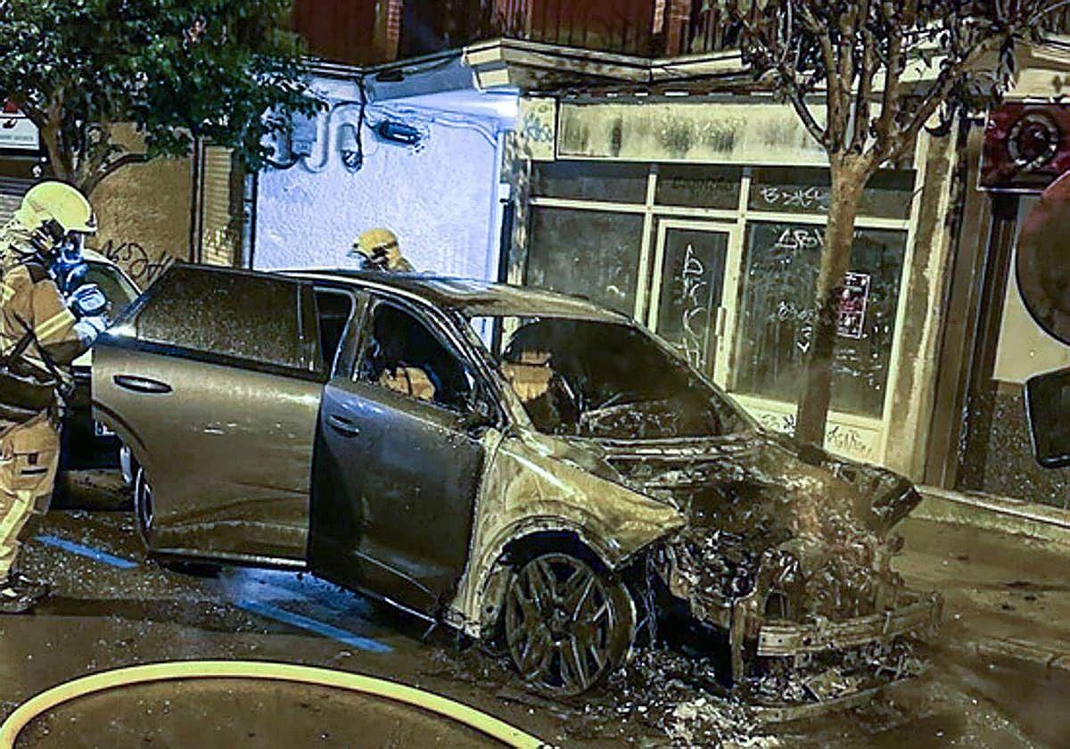 Vista de uno de los cuatro coches calcinados en Algorta.