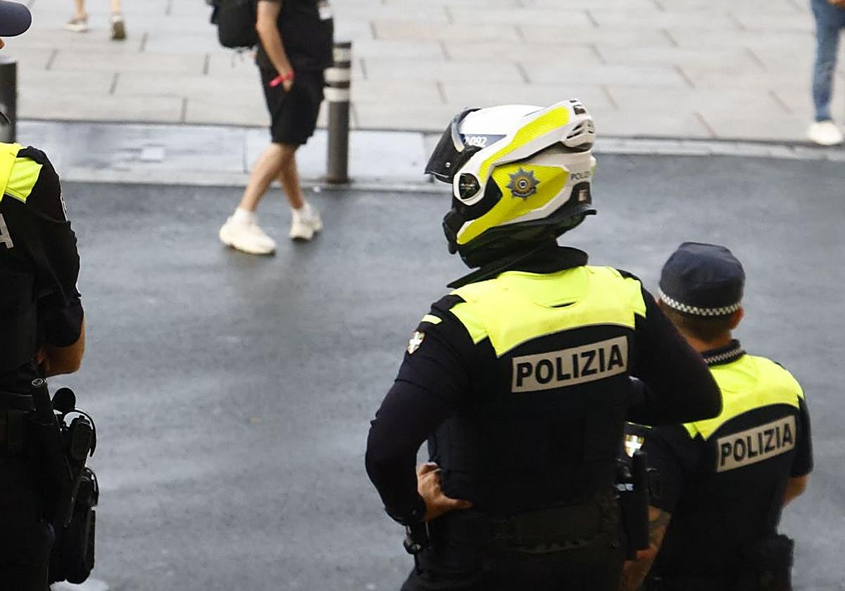 Detenido en Vitoria por arremeter contra dos policias tras negarse a hacer la prueba de alcoholemia
