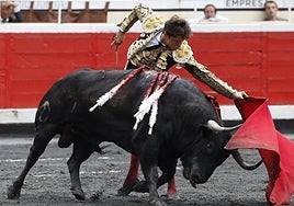 El torero Roca Rey durante la lidia a su segundo toro de la tarde en la cuarta de abono de las Corridas Generales de la Aste Nagusia 2025 de Bilbao.