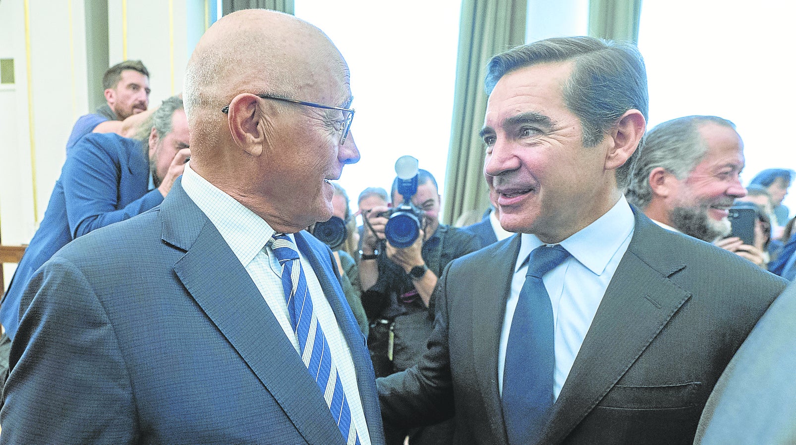 El presidente del Banco Sabadell, Joseo Oliu, con el de BBVA, Carlos Torres.