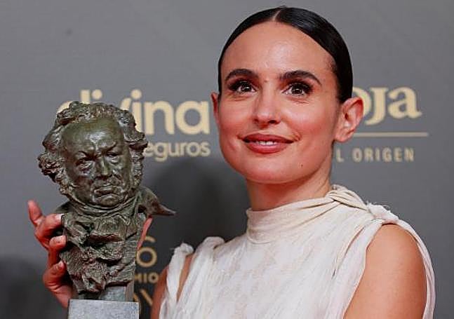 Verónica Echegui posa con el Goya al «Mejor corto de ficción» por su trabajo «Totem Loba» durante la gala de la 36 edición de los Premios Goya.