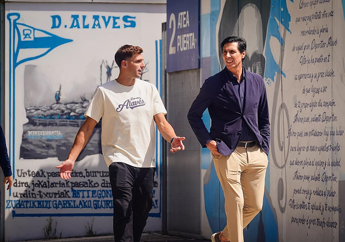 Lucas Boyé y Sergio Fernández conversan antes de la presentación del delantero argentino.
