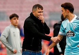 Coudet da instrucciones a Denis Suárez durante la etapa de ambos en el Celta.