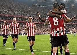 Oihan Sancet recibe el abrazo de sus compañeros tras marcar de penalti el gol que adelantaba al Athletic ante el Rayo y, finalmente, le dio la victoria.