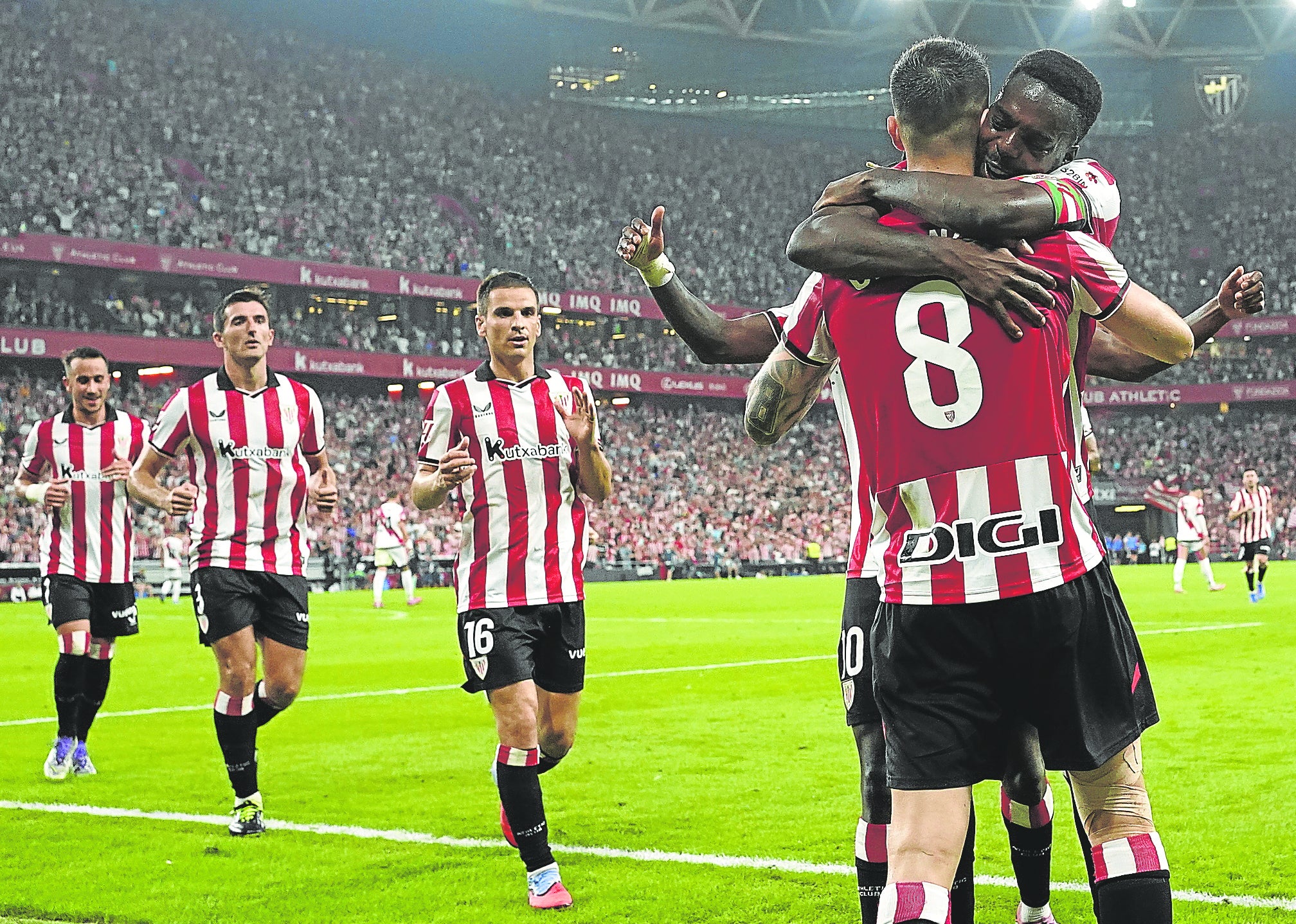 Oihan Sancet recibe el abrazo de sus compañeros tras marcar de penalti el gol que adelantaba al Athletic ante el Rayo y, finalmente, le dio la victoria.