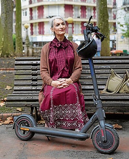 Aurora González posa junto a su vehículo de movilidad personal.