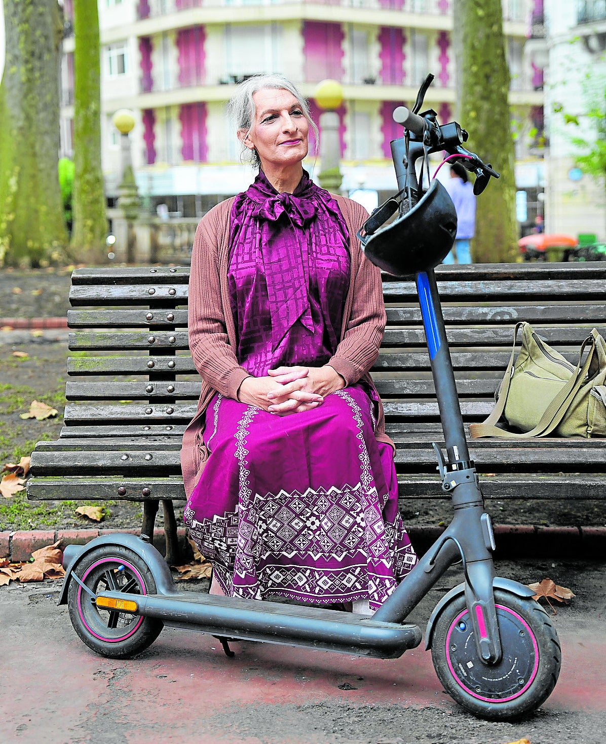 Aurora González posa junto a su vehículo de movilidad personal.