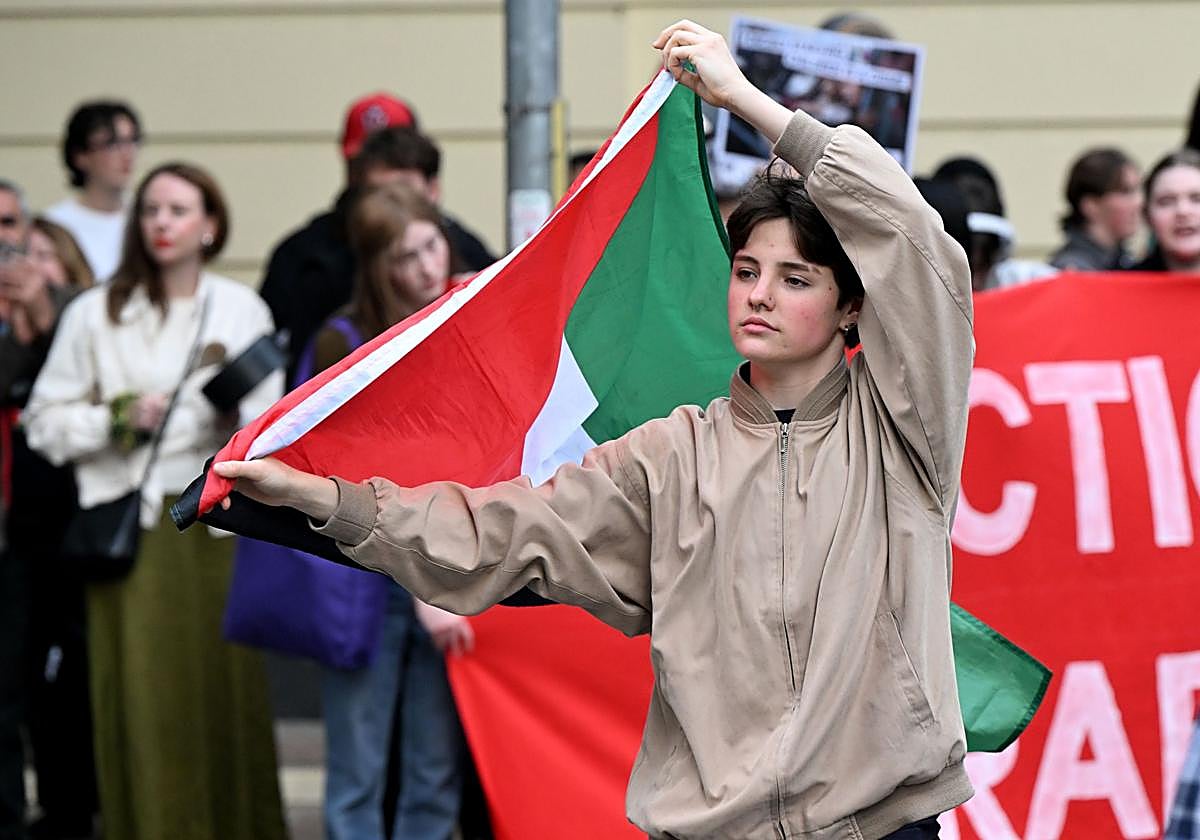 Manifestantes congregados en una manifestación para pedir justicia para Palestina en Queen Street Mall, Brisbane, Australia.