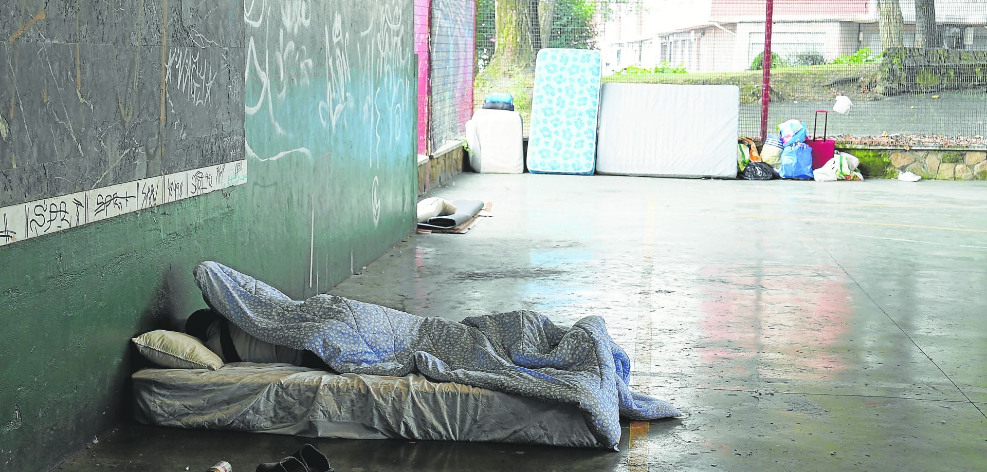 Los trabajadores se limitan a limpiar alrededor de los colchones de las personas sin hogar, porque si intentan retirar los enseres son increpados