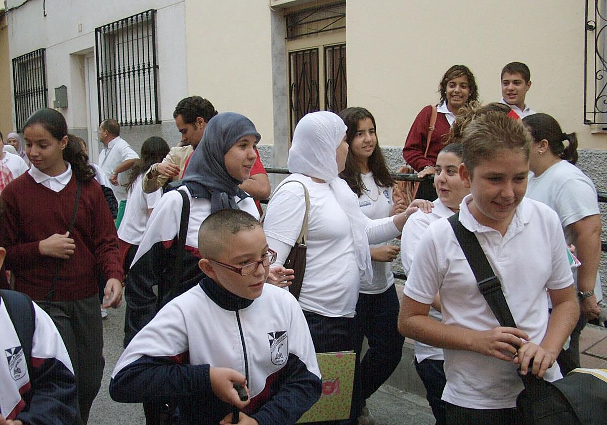 Las dos niñas del colegio concertado Severo Ochoa de Ceuta que no asistieron a clase durante tres días por la prohibición de hacerlo con el velo islámico, a su regreso con el hiyab, después de que el Ministerio de Educación pidiese al centro que las admitiera.