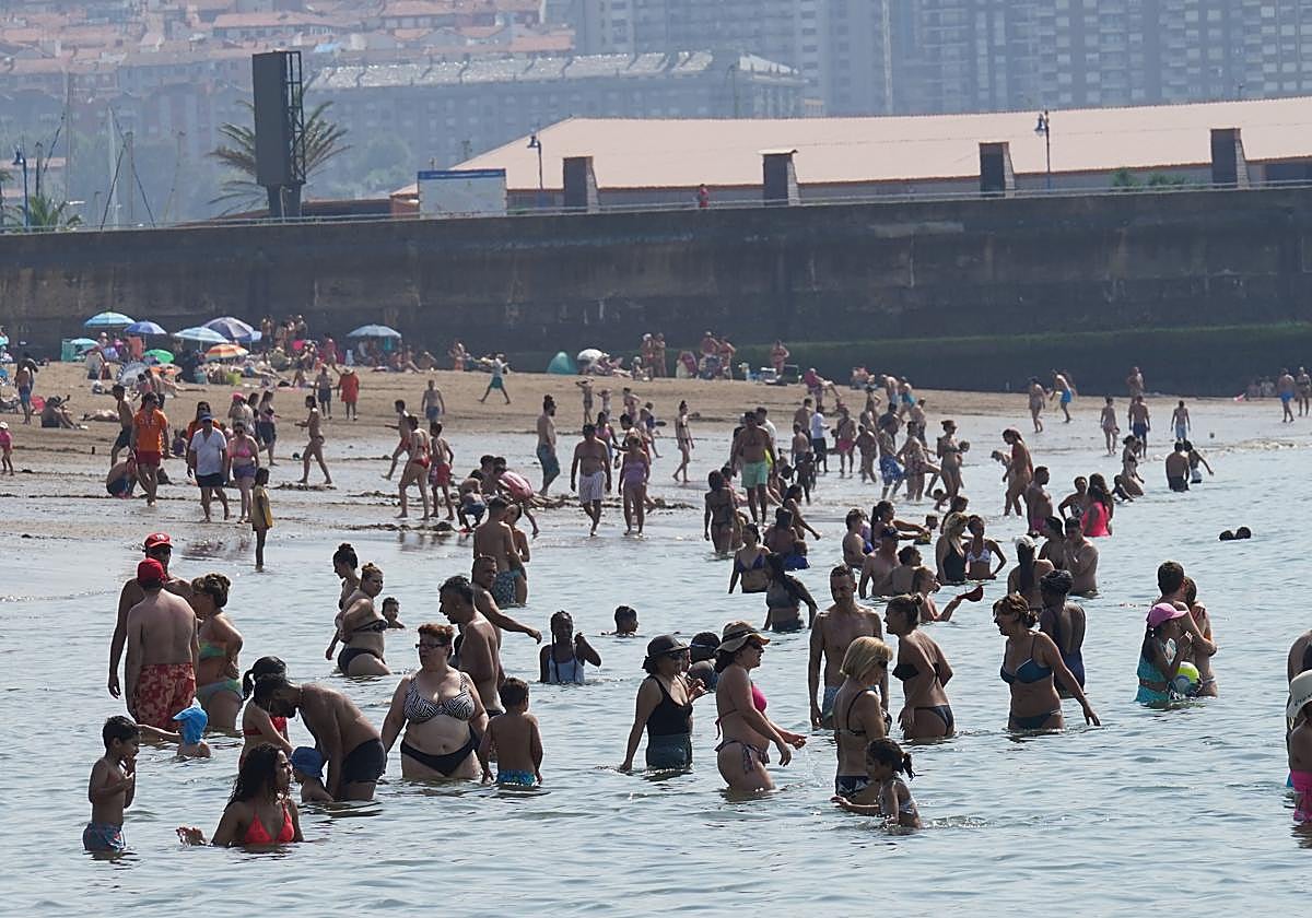 Bañistas en la playa de Ereaga.