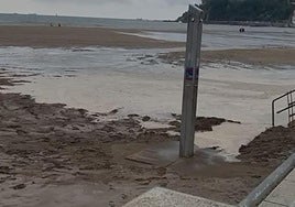 El agua del mar cubre casi por completo la playa de Ereaga