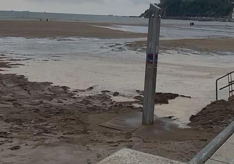 El agua del mar cubre casi por completo la playa de Ereaga