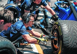 Gorka Nabarte ajusta los tornillos del neumático trasero izquierdo del Williams de Alexander Albon.