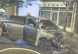 Vista de uno de los cuatro coches calcinados en Algorta.