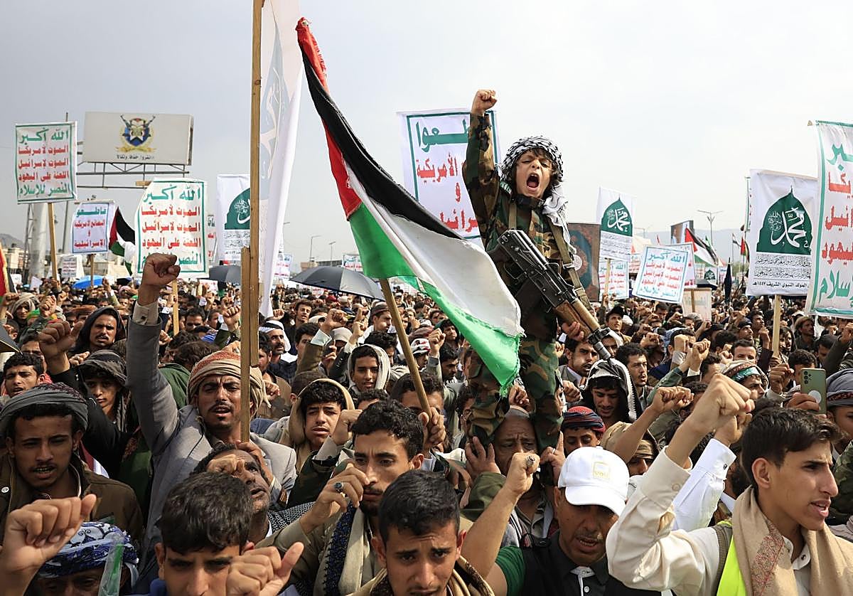 Partidarios hutíes gritan durante una protesta en apoyo al pueblo palestino y contra la campaña militar de Israel en la Franja de Gaza en Saná, Yemen.
