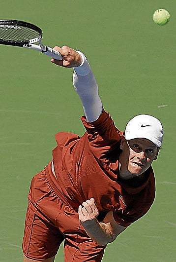 Sinner al servicio en el partido contra el checo Vit Kopriva.