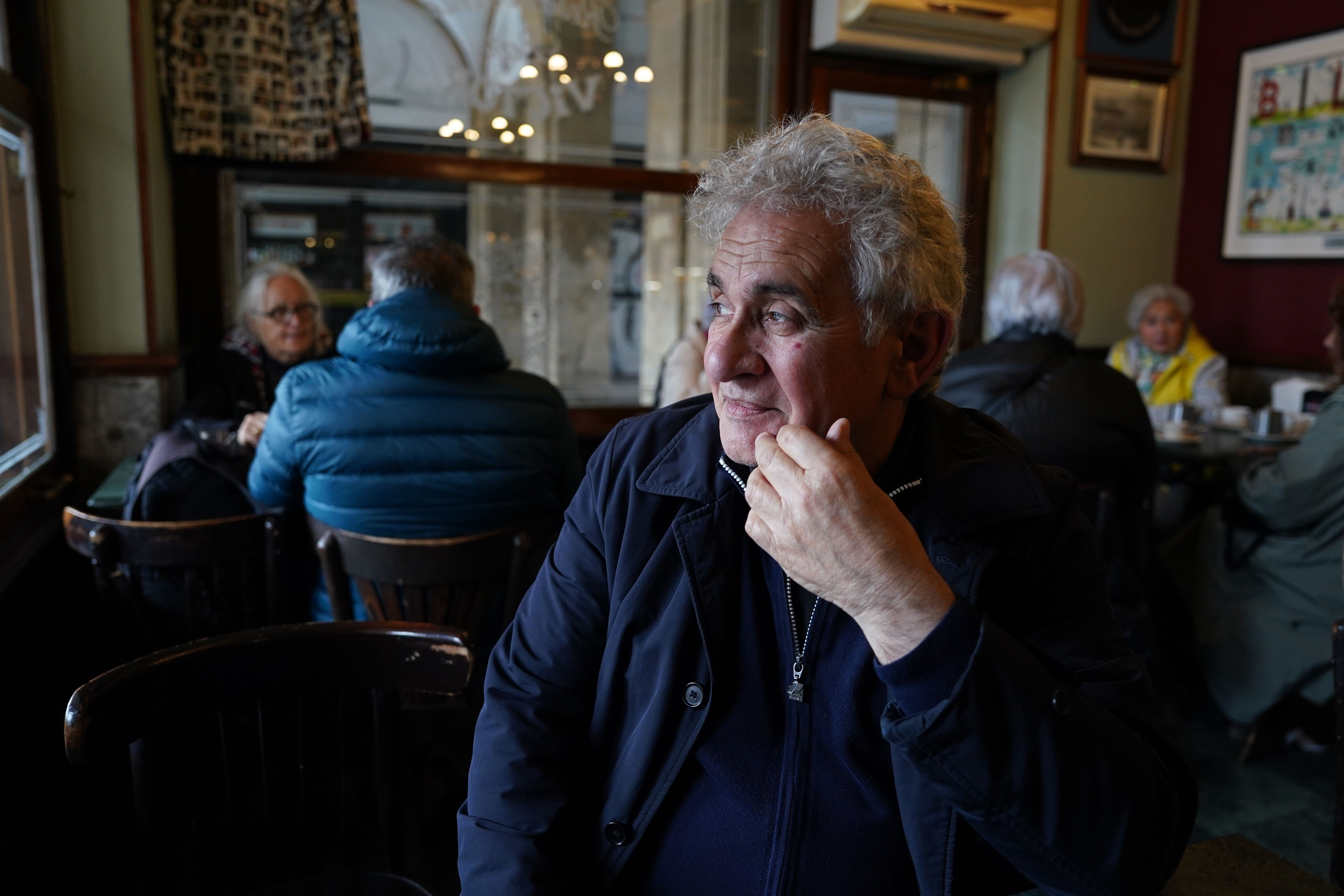 Bernardo Atxaga, en un local de la Plaza Nueva de Bilbao.