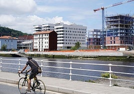 Viviendas en construcción en la punta sur de Zorrotzaurre.