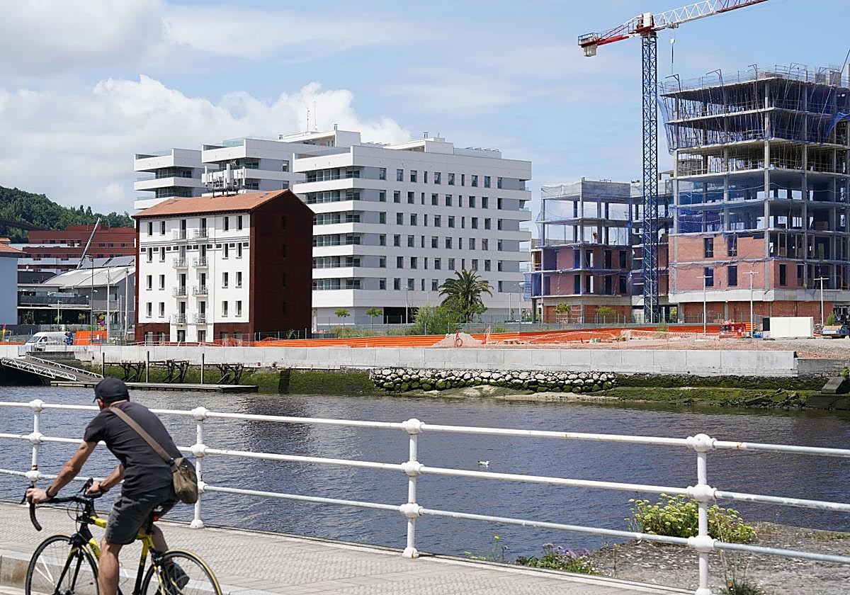 Viviendas en construcción en la punta sur de Zorrotzaurre.