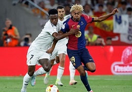 Vinícius disputa un balón a Lamine Yamal