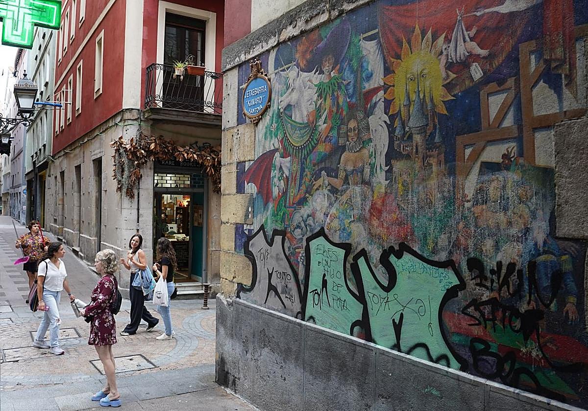 Vista actual del mural vandalizado en el cantón Julián Etxebarria, en la esquina con la calle Carnicería Vieja.