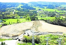 El vertedero, que llevaba dos décadas sin actividad pero sin ser sellado, ha recibido 300.000 metros cúbicos de tierra de la obra del cable submarino.