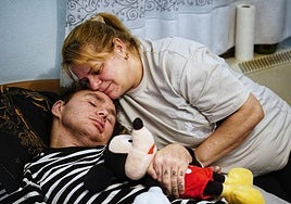 Claudia Ionita abraza a su hijo en una fotografía tomada el año pasado.