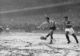 Con nieve, Markaida dispara ante el United en enero de 1957 en San Mamés.