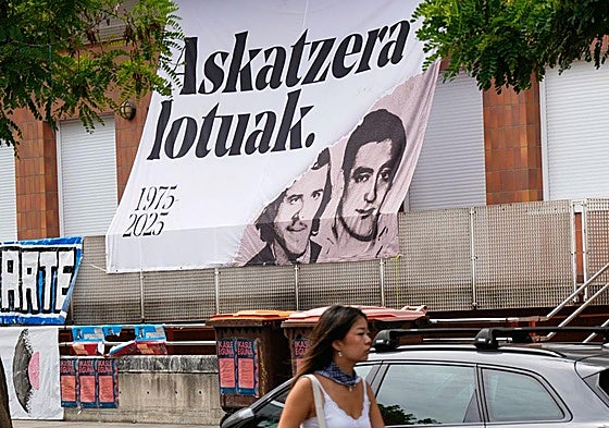 Pancarta en homenaje a los terroristas 'Txiki' y Otaegi en las fiestas de Vitoria.