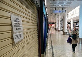 La bajada de persianas se ha extendido a lo largo del último año tras el cambio de propiedad en el centro comercial.