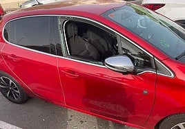 Vehículo con la ventanilla rota tras la intervención policial