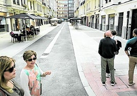 Vista de la calle García Rivero que volverá a levantarse por defectos en las baldosas.