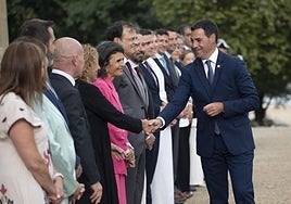 Pradales saluda a sus consejeros en el Palacio Miramar.