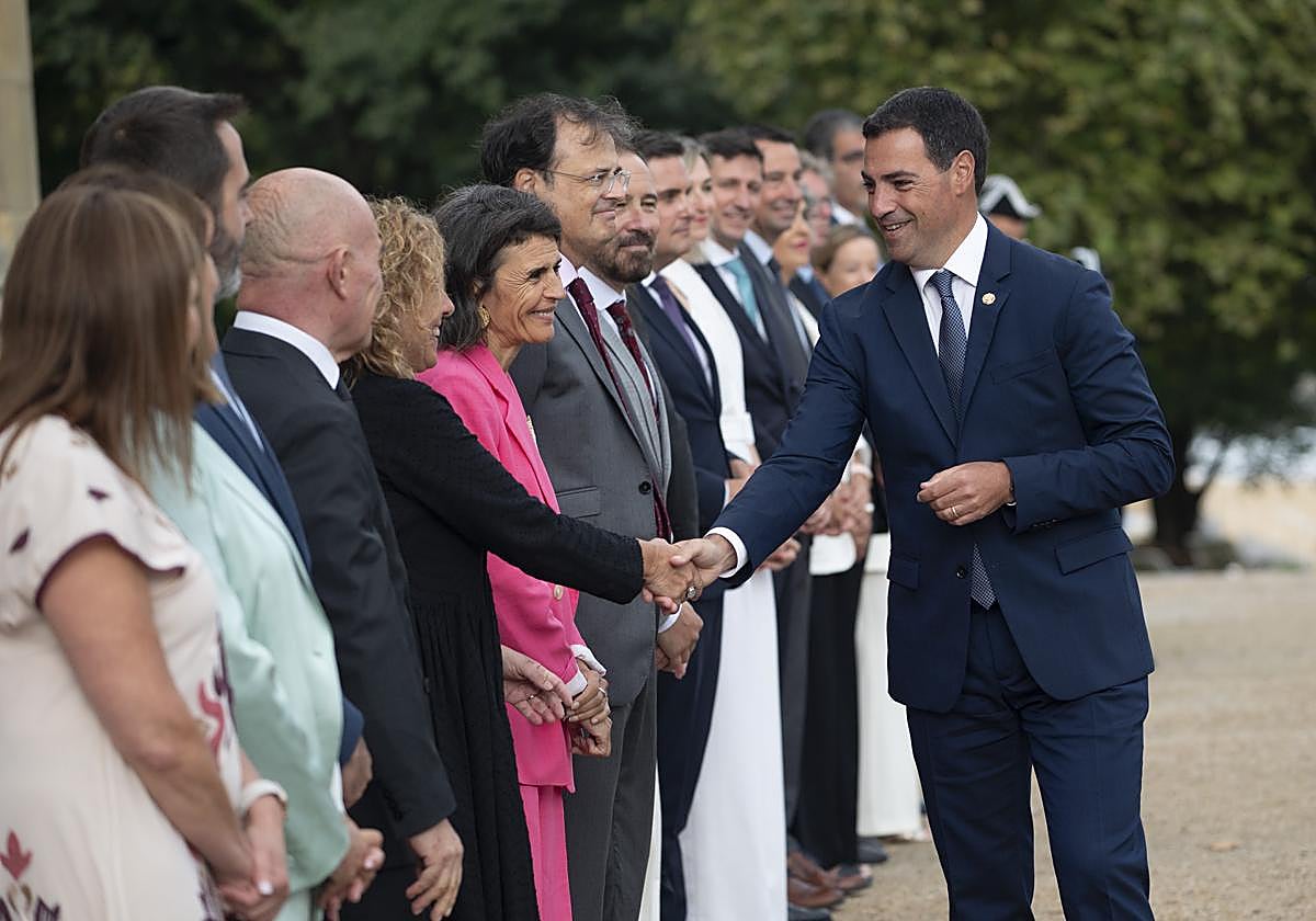 Pradales saluda a sus consejeros en el Palacio Miramar.