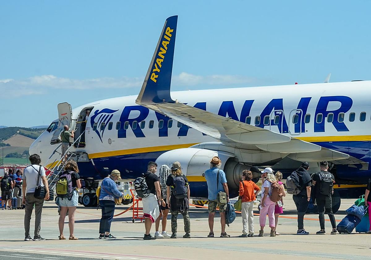 Pasajeros de Ryanair, durante el embarque de un vuelo en Foronda.