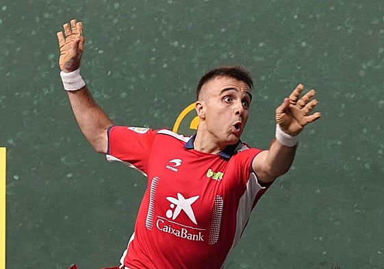 Peña II sigue la trayectoria de una pelota tras golpearla.