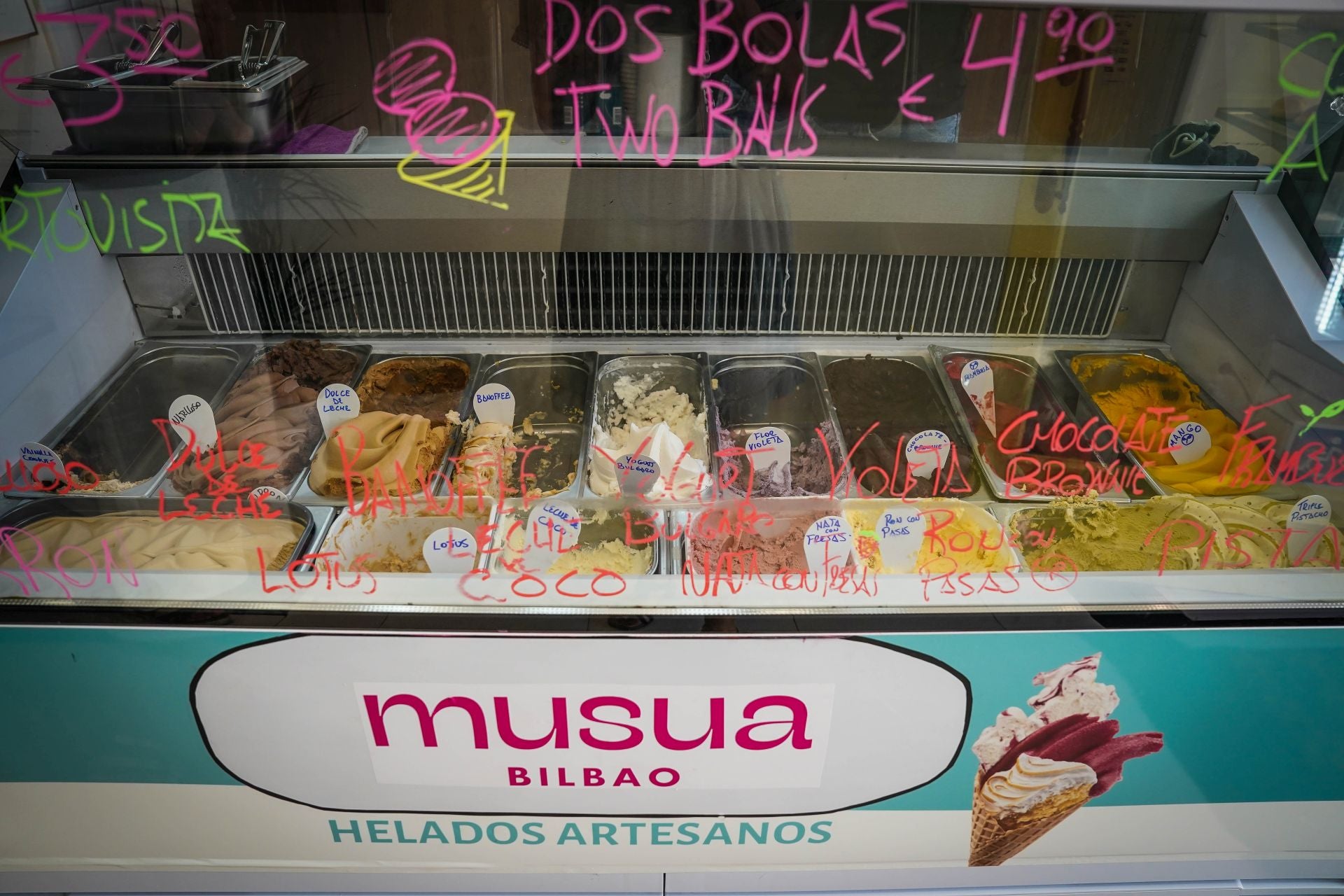 Yahaira y Sebastián, la pareja vasco-argentina que fusiona repostería y helados en su nuevo local de Bilbao
